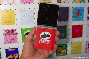 Speciální destička pod kryt Galaxy Z Flip 5 s motivem lupínků Pringles