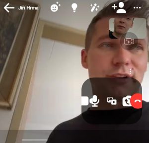 Probíhající hovor přes Facebook Messenger