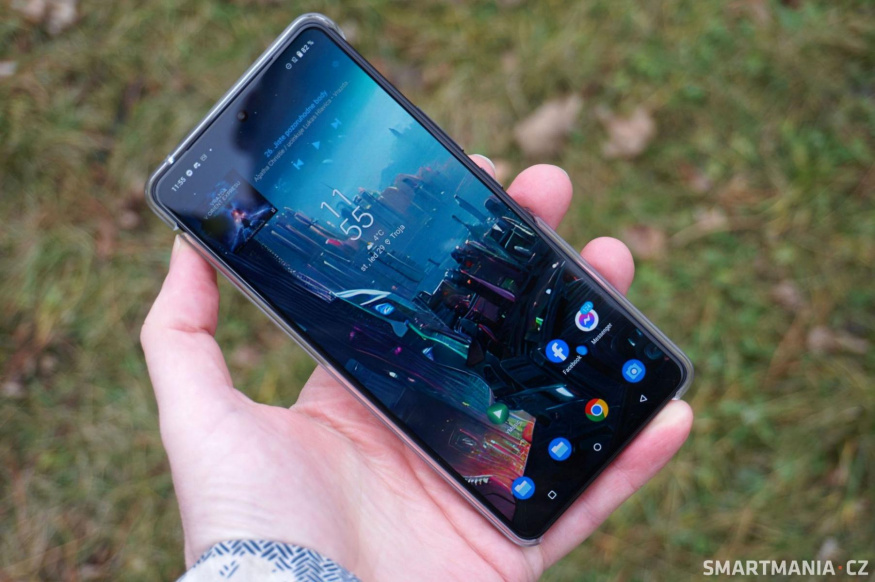 Velmi jednoduché a symetrické tvary Asus Zenfone 12 Ultra šlechtí, ale nezaujmou Velmi jednoduché a symetrické tvary Asus Zenfone 12 Ultra šlechtí, ale nezaujmou