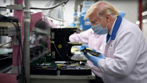 Trump s iPhonem v továrně, generováno AI